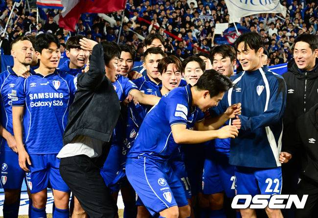 [OSEN=수원, 조은정 기자]수원 삼성의 '정효볼'이 K리그2 역대 최다 관중인&nbsp;24071명 앞에서 화려하게 막을 올렸다.수원은 28일&nbsp;오후 4시 30분 수원월드컵경기장에서 열린 하나은행 K리그2 2026 1라운드에서&nbsp;서울 이랜드를 상대로 2-1 역전승을 거뒀다.&nbsp;수원 삼성이 기념 촬영을 기다리던 중 강현묵이 인터뷰로 늦게 합류하자 이정효 감독이 장난을 치고 있다.  2026.02.28 /cej@osen.co.kr