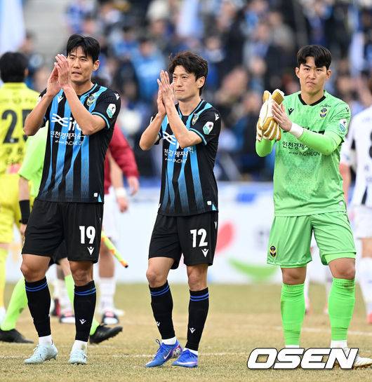 [OSEN=인천, 이대선 기자] 새 얼굴과 기존 자원이 함께 터졌다. FC서울이 개막전 경인더비에서 웃었다.FC서울은 28일 인천축구전용경기장에서 열린 2026 하나은행 K리그1 1라운드에서 인천 유나이티드를 2-1로 제압했다. 부담이 큰 시즌 첫 경기, 그것도 원정 더비 매치에서 승점 3점을 챙겼다.경기 종료 후 인천 유나이티드 이청용이 팬들에게 인사를 하고 있다. 2026.02.28 /sunday@osen.co.kr