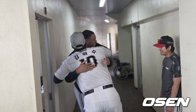 [OSEN=오키나와, 한용섭 기자]프로야구 KT 위즈와 LG 트윈스가 1일 일본 오키나와현 구시가와 구장에서 연습경기를 갖는다. 경기 전 KT 유니폼을 입은 김현수가 LG 유니폼을 입은 외국인 투수 요니 치리노스와 반갑게 인사하고 포옹을 했다.&nbsp;/orange@osen.co.kr