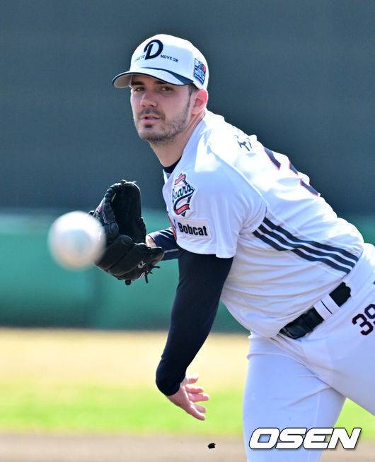 [OSEN=미야자키(일본), 지형준 기자] 두산 베어스가 1일 일본 미야자키 히사미네 야구장에서 자체 청백전를 가졌다.이날 두산은 팀 훈련이 예정됐지만, 2월 26일 롯데 자이언츠전 3회 우천 노게임에 이어 27일 지바롯데 마린스전까지 우천 취소되면서 실전 감각을 끌어올리고자 청백전이 긴급 편성됐다. 1회초 두산 잭로그가 역투하고 있다. 2026.03.01 /jpnews@osen.co.kr