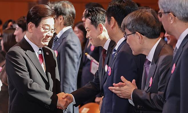 이재명 대통령이 1일 서울 강남구 코엑스에서 열린 제107주년 3·1절 기념식에서 국민의힘 장동혁 대표와 악수하고 있다. 연합뉴스