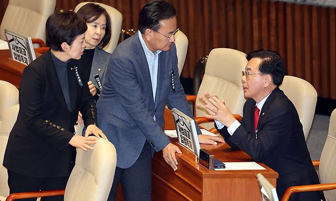 국민의힘 송언석 원내대표(오른쪽)가 1일 국회 본회의장에서 필리버스터를 중단시킨 뒤 국힘 의원들과 얘기를 나누고 있다. 연합뉴스