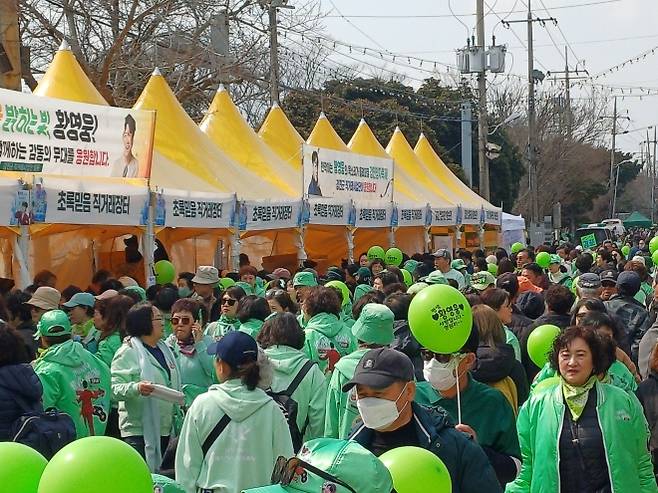 제54회 강진청자축제장 직거래장터 현장 모습.