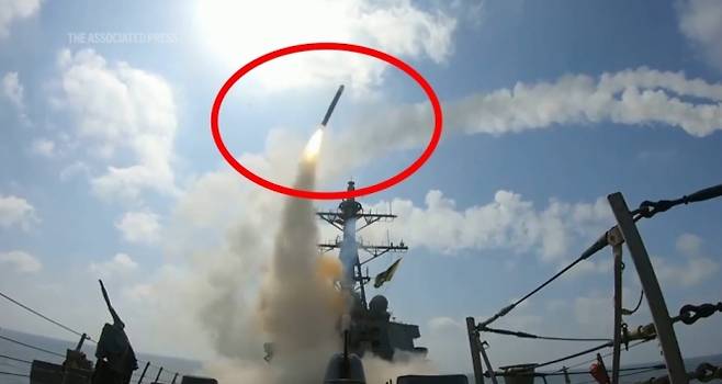 미 중부사령부가 공개한 ‘장대한 분노’ 작전. 미군 미사일이 이란 목표물을 향해 발사되는 모습