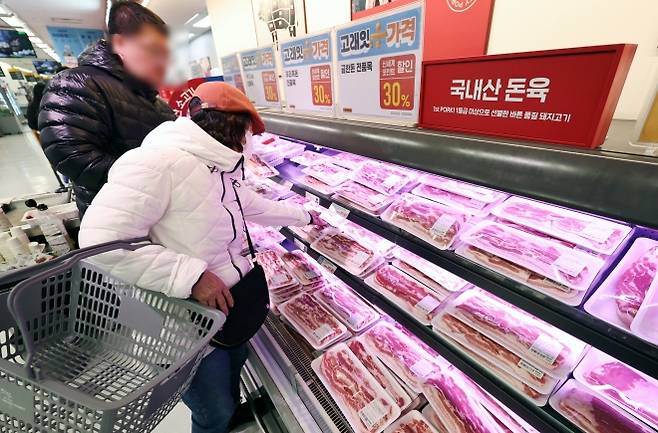 ‘삼겹살·목살 등 국내산 한돈 최대 50% 싸진다‘ - 지난달 26일 오후 서울 이마트 용산점에서 시민들이 이날부터 할인 판매 행사를 시작한 국내산 돼지고기를 구입하고 있다. 3월 3일 삼겹살 데이에는 최대 50%까지 저렴해진다. 앞서 구윤철 경제부총리 겸 재정경재부 장관은 이날 오전 ‘민생물가 특별관리 관계장관 태스크포스(TF)’ 2차 회의를 주재하고 “돼지고기, 계란 등 국민생활과 밀접한 민생물가 특별관리 품목을 선별하고, 가격 상승 요인을 면밀히 분석해 안정화 방안을 강구하겠다”고 밝혔다.  뉴스1