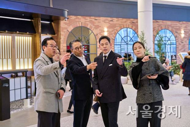 정용진 신세계그룹 회장이 올초 스타필드 빌리지 운정체서 현장경영을 하고 있다.사진제공=이마트