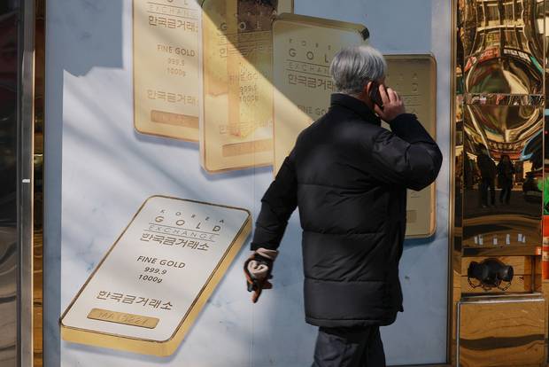 지난달 19일 서울 종로구 한국금거래소 외벽에 골드바 광고물이 붙어 있다. 연합뉴스