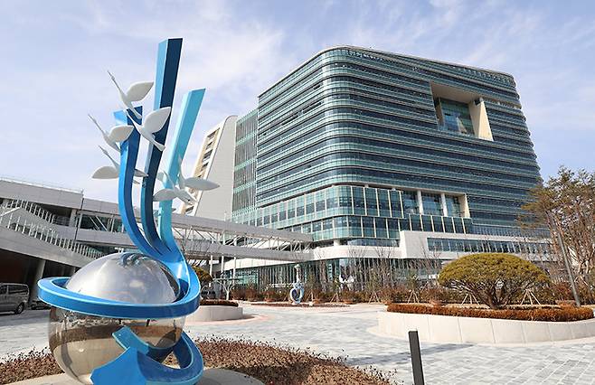 행정안전부가 경찰청과 국가수사본부에 이어 중대범죄수사청까지 산하에 두게 돼 행안부의 공룡화, 수사권 오남용을 우려하는 목소리가 커지고 있다. 사진은 정부세종청사 행안부 전경. 뉴시스