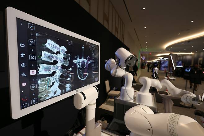 CES 개막일인 1월6일(현지시간) 미국 네바다주 라스베이거스 퐁텐블루 호텔 엔비디아 부스에서 램 서지컬의 수술용 로봇이 수술 시연을 하고 있다. ⓒ연합뉴스