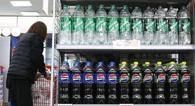 서울 시내의 한 대형마트에 설탕이 첨가된 음료 제품이 진열돼 있다. 이재명 대통령은 최근 설탕에도 담배처럼 부담금을 부과해 사용 억제를 유도하고, 이를 공공의료 재원으로 사용하자고 제안했다. ⓒ연합뉴스