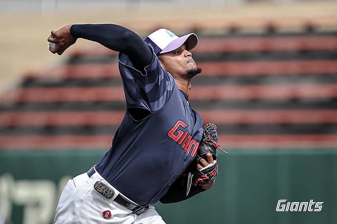 롯데 외국인 투수 엘빈 로드리게스가 1일 미야코노조구장서 열린 지바롯데전서 역투하고 있다. 사진제공｜롯데 자이언츠