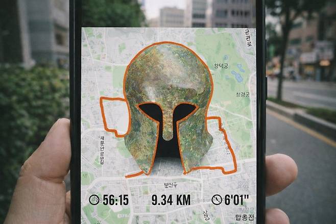 ▲ 손기정 기념재단은 1936년 베를린 하계 올림픽 금메달 획득과 함께 받은 투구에 착안, '투구런' 인증을 독려한다. ⓒ손기정 기념재단