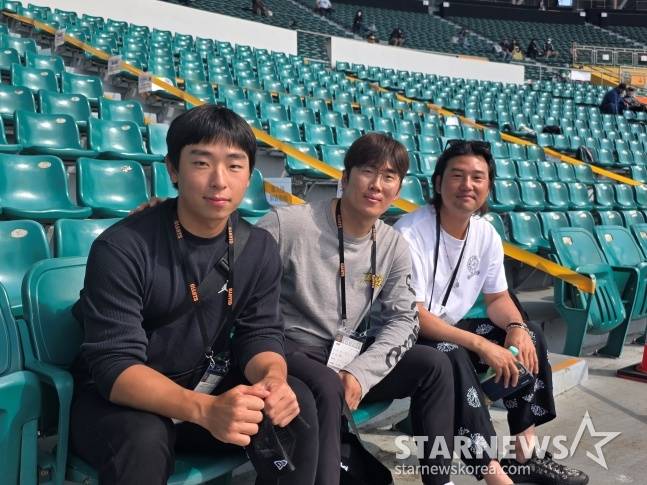 (왼쪽부터) 이강민, 허경민, 김상수가 28일 일본 오키나와현 나하의 셀룰러 스타디움에서 열린 삼성 라이온즈와 요미우리 자이언츠 경기를 앞두고 스타뉴스의 사진 촬영에 응했다. /사진=김동윤 기자