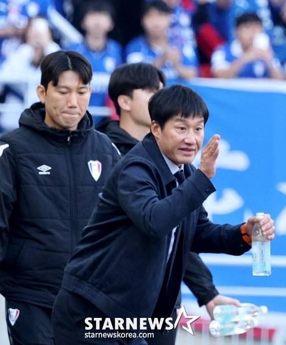 이정효 수원 삼성 감독이 손짓으로 작전지시하고 있다. /사진=강영조 선임기자