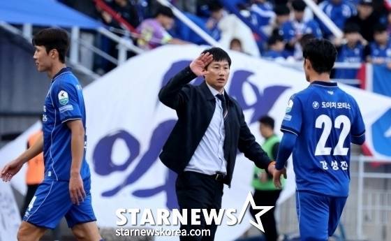 이정효(가운데) 수원 삼성 감독이 28일 오후 4시 30분 수원월드컵경기장에서 열린 하나은행 K리그2 2026 1라운드 전반전이 끝난 뒤 선수들을 맞이하고 있다. /사진=강영조 선임기자