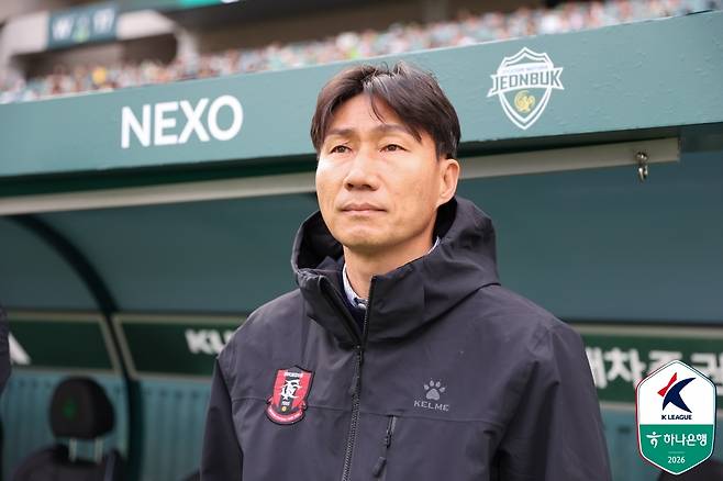 이영민 부천FC 1995 감독이 1일 오후 2시 전주월드컵경기장에서 열린 하나은행 K리그1 2026 1라운드 경기를 지켜보고 있다. /사진=한국프로축구연맹 제공