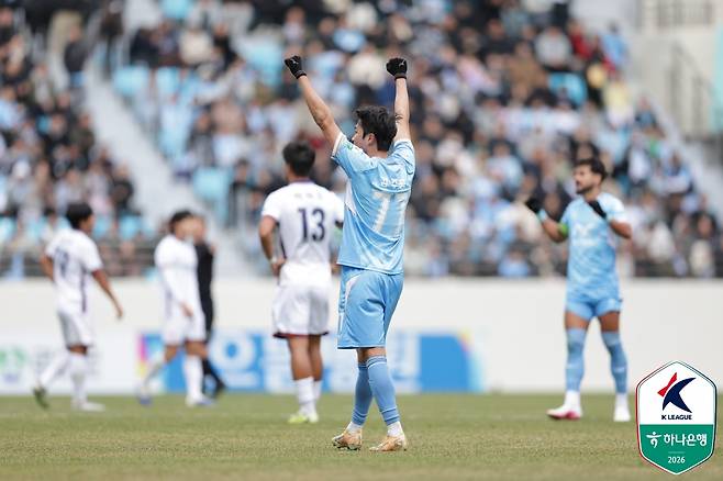 김주공이 대구FC 승리 후 두 팔을 치켜들고 있다. /사진=한국프로축구연맹 제공