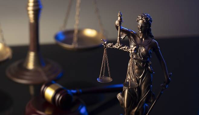 세계 각국의 대법원 앞에는 눈을 가리고 한 손에는 저울, 또 다른 한 손에는 칼을 든 여신의 상이 자리 잡고 있다.[사진｜게티이미지뱅크]