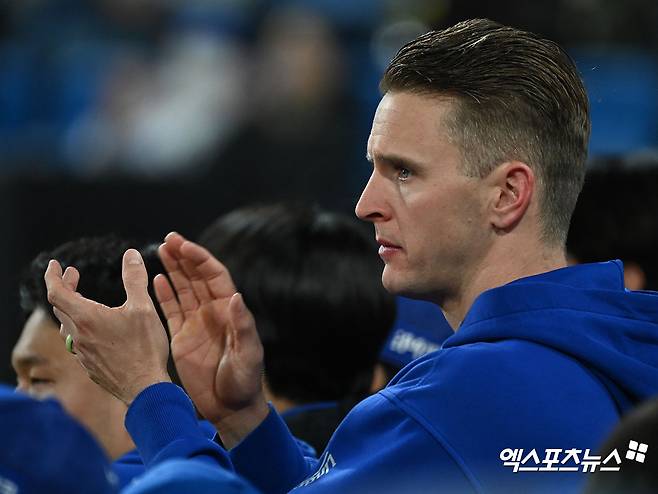 26일 오후 대구삼성라이온즈파크에서 열린 ’2023 신한은행 SOL KBO리그’ 두산 베어스와 삼성 라이온즈의 경기, 삼성이 구자욱의 솔로 홈런에 힘입어 두산에 1:0 승리를 거뒀다.  9회초 삼성 뷰캐넌이 이승현의 투구에 박수를 보내고 있다. 엑스포츠뉴스 DB