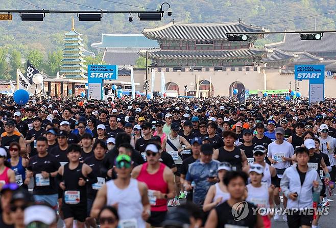 2024 서울 하프마라톤 (서울=연합뉴스) 서대연 기자 = 28일 오전 서울 종로구 광화문광장에서 2024 서울 하프마라톤 참가자들이 출발하고 있다. 2024.4.28 dwise@yna.co.kr