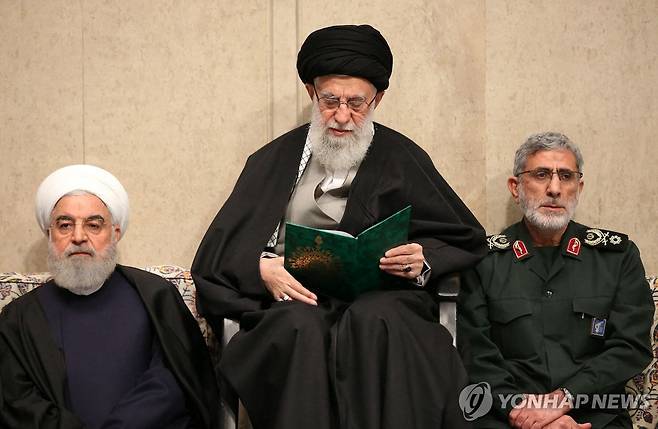 2020년 1월 9일 당시 하산 로하니 대통령(왼쪽)과 이란 이슬람혁명수비대 정예 쿠드스군 사령관인 에스마일 가니와 함께 앉은 하메네이 [AFP 연합뉴스 자료사진. 재판매 및 DB 금지]