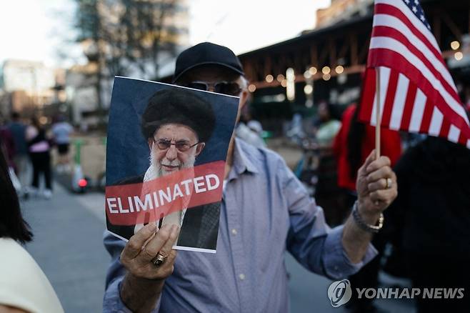 하메네이 사망 사실 발표에 환호하는 미국 내 이란 시위대 지지자들 [AFP=연합뉴스. 재판매 및 DB 금지]