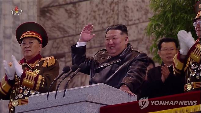 당대회 기념 열병식 참석한 김정은 (서울=연합뉴스) 김정은 국무위원장이 지난 25일 밤 평양 김일성광장에서 열린 노동당 제9차대회 기념 열병식 주석단에서 열병종대들과 관중들에게 손을 들어 보이고 있다. [조선중앙TV 화면] 2026.2.26 
    [국내에서만 사용가능. 재배포 금지. For Use Only in the Republic of Korea. No Redistribution] nkphoto@yna.co.kr