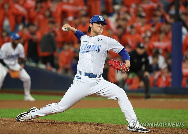 이호성, 역투 (대구=연합뉴스) 윤관식 기자 = 22일 대구 삼성라이온즈파크에서 열린 2025 프로야구 KBO리그 포스트시즌 플레이오프 4차전 한화 이글스와 삼성 라이온즈의 경기. 8회초 삼성 이호성이 역투하고 있다. 2025.10.22 psik@yna.co.kr