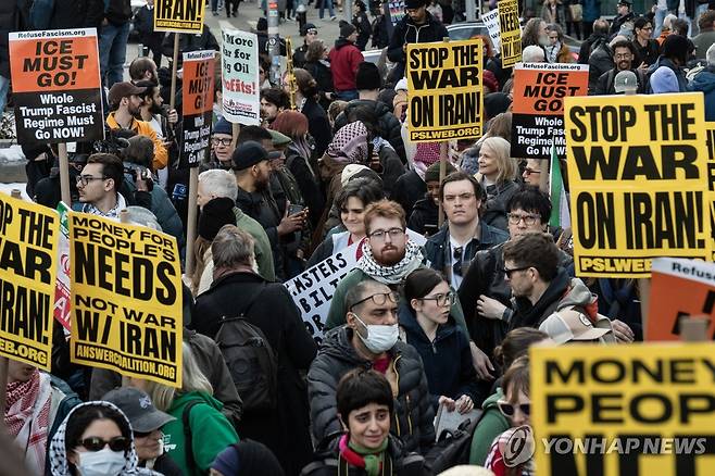 이란 공습 반대 시위 [EPA=연합뉴스. 재판매 및 DB 금지]