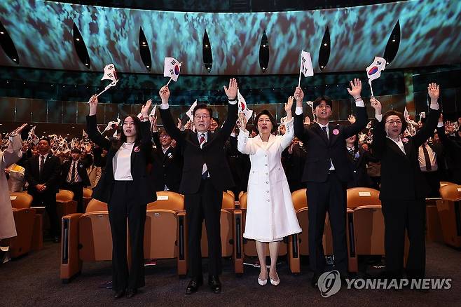 3·1절 기념식, 만세 삼창하는 이재명 대통령 부부 (서울=연합뉴스) 김도훈 기자 = 이재명 대통령과 김혜경 여사가 1일 서울 강남구 코엑스에서 열린 제107주년 3·1절 기념식에서 만세 삼창을 하고 있다.  2026.3.1 superdoo82@yna.co.kr