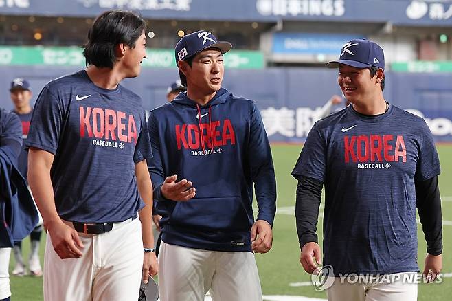 화기애애한 대표팀 (오사카=연합뉴스) 임화영 기자 = 월드베이스볼클래식(WBC) 출전을 앞둔 한국 야구 대표팀 구자욱(왼쪽부터), 이정후, 노시환이 1일 일본 오사카 교세라돔에서 훈련하는 도중 대화하고 있다. 2026.3.1 hwayoung7@yna.co.kr