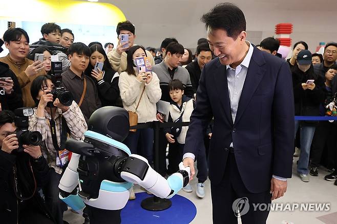 '서울 AI 페스티벌 2026' 찾은 오세훈 서울시장 (서울=연합뉴스) 류효림 기자 = 오세훈 서울시장이 1일 서울 중구 동대문디자인플라자(DDP)에서 열린 '서울 AI 페스티벌 2026'에서 휴머노이드 로봇을 살펴보고 있다. 2026.3.1 ryousanta@yna.co.kr