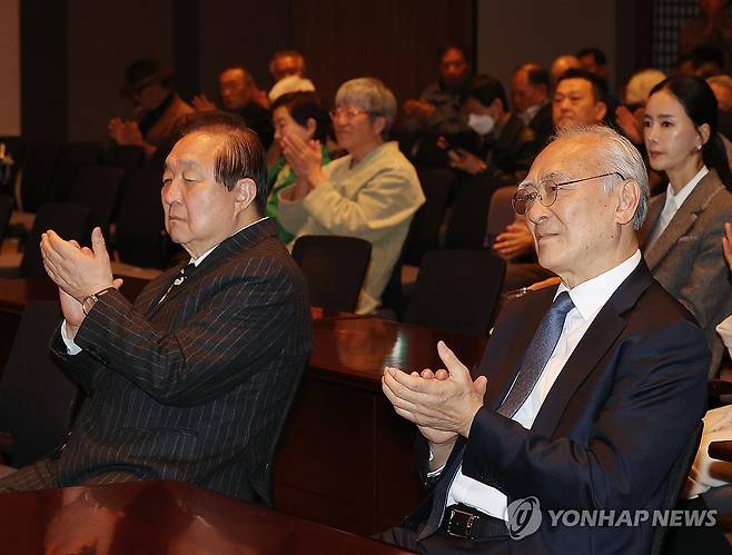 '사상계 재창간 출판 기념' (서울=연합뉴스) 이재희 기자 = 10일 서울 중구 프레스센터에서 열린 '사상계' 재창간 출판 기념회에 참석한 발행인을 맡은 장호권 장준하기념사업회장(오른쪽)과 정대철 장준하기념관 건립추진위원장이 박수치고 있다. 2025.4.10 scape@yna.co.kr