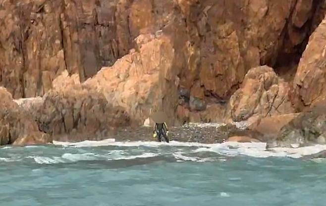 갯바위에 표류중인 핀수영 동호인 [부산해양경찰서 제공. 재판매 및 DB 금지]