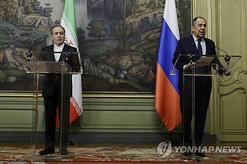 아바스 아라그치 이란 외무장관과 세르게이 라브로프 러시아 외무장관 [EPA 연합뉴스 자료사진. 재판매 및 DB 금지]