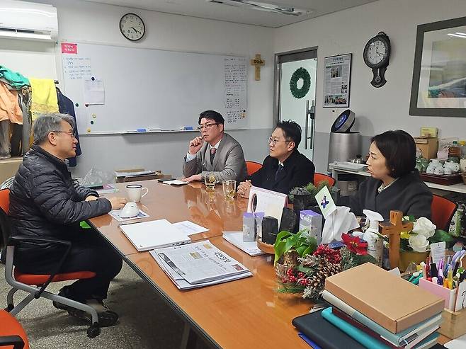 ▲김남준 전 청와대 대변인이 김광 전 청와대 선임행정관과 함께 계양지역을 함께 둘러보고 있다. /김 전 대변인 SNS 갈무리