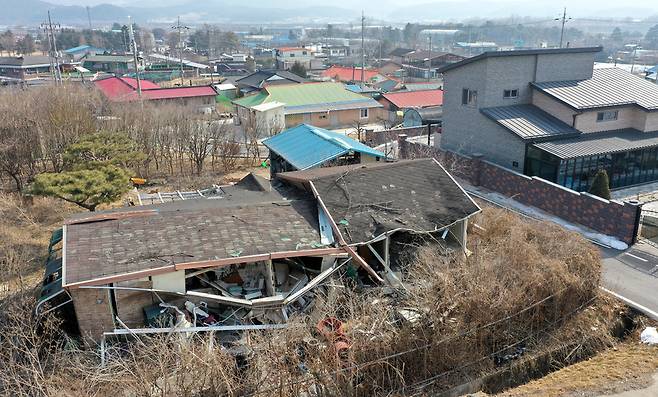 ▲ 포천 노곡리 공군 전투기 오폭 사고 1년여를 앞둔 가운데 사고 현장 인근에 보상절차가 진행중인 주택이 방치되고 있다./김철빈 기자 narodo@incheonolbo.com