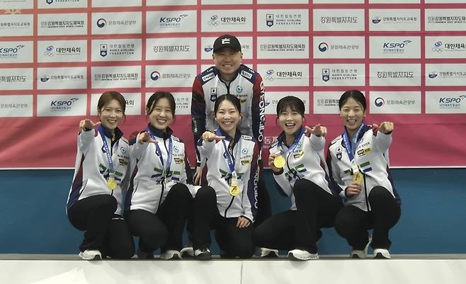 28일 강원 강릉컬링센터에서 열린 제107회 전국동계체육대회 컬링 여자 일반부 단체전서 우승한 경기도청의 김민지(사진 왼쪽부터)·설예은·김수지·김은지·설예지와 신동호(사진 뒷줄) 감독이 기념사진을 찍고 있다. 강릉=이건우기자