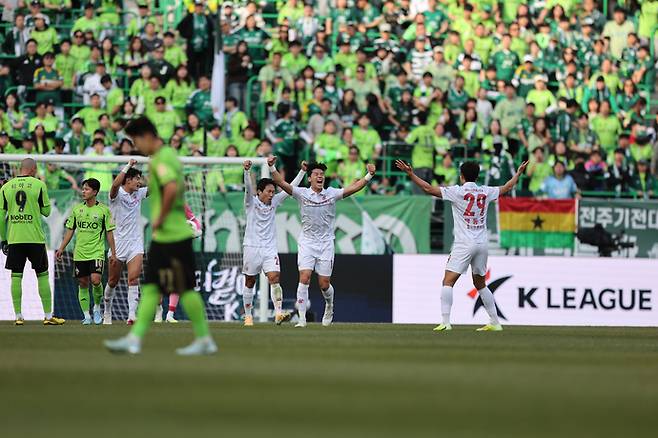 1일 전주월드컵경기장서 열린 하나은행 K리그1 2026 1라운드 경기서 부천FC 선수들이 전북 현대와 경기서 승리한후 환호하고 있다. 사진=한국프로축구연맹