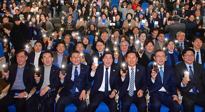 박찬대 국회의원이 2일 인천시 미추홀구 인하대학교 본관 대강당에서 출판기념회를 열고 정청래 민주당 대표와 김교흥 의원을 비롯한 지역 국회의원 및 지지자들과 퍼포먼스를 하며 기념촬영을 하고 있다. 이진우 기자 ljw@kihoilbo.co.kr