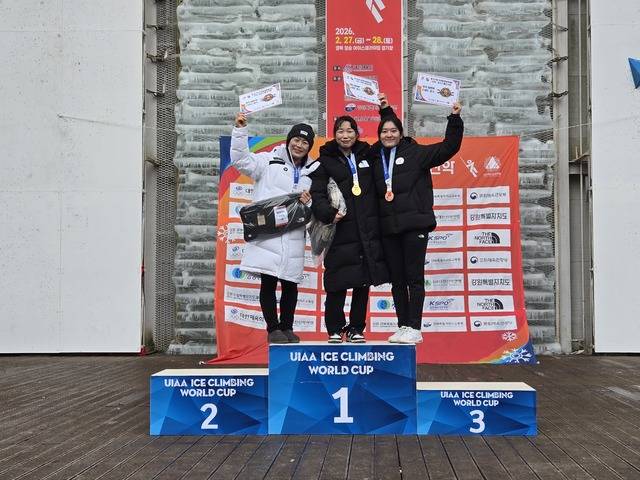 ▲ 산악 여자일반부 아이스클라이밍 스피드 1위 자리에 선 김혜준(타기클라이밍센터)./충북체육회 제공