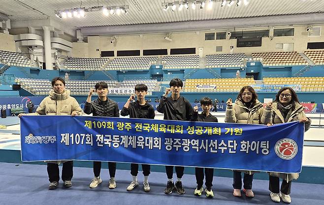 광주시체육회의 동·하계 종목 간 연계 육성 시범 프로그램 일환으로 육성한 광주체육중 컬링선수단이 첫 출전한 전국대회에서 동메달을 획득하며 새로운 가능성을 제시했다.  <광주시체육회 제공>