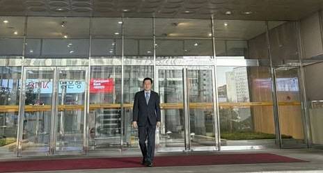 2일 이용섭 전 광주광역시장의 사회관계망서비스(SNS)에 올라온 부영그룹 출근 모습.