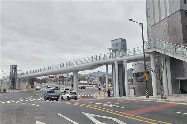 김해시는 장유 신문 도시개발사업지구와 인근 아파트단지를 잇는 보도 육교(신문동 101-1번지 일원) 사용을 3월 2일부터 개시한다고 밝혔다. /김해시