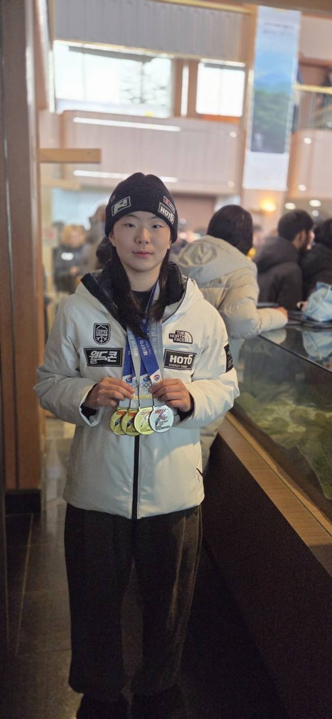 제107회 전국동계체육대회 스키알파인 종목에서 3관왕에 오른 신혜오가 메달을 메고 기념 촬영을 하고 있다. /경남스키협회