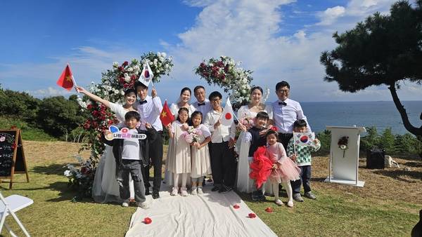 지난해 거제 지심도 '웨딩휴양섬'을 찾은 가족. /경남도