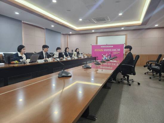 경남창원산학융합원이 지난해 구직자들의 지원을 위한 모의면접을 진행하고 있다. 융합원은 지난 3년 동안 누적 267명의 일자를 창출했다.사진=경남창원융합원