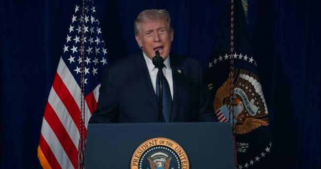 도널드 트럼프 미국 대통령이 1일(현지시간) SNS 트루스소셜에 올린 영상을 통해 이란에 대한 군사작전을 "모든 목표가 달성될 때까지 계속하겠다"고 밝히고 있다. 도널트 트럼프 미국 대통령 트루스소셜 영상 캡처