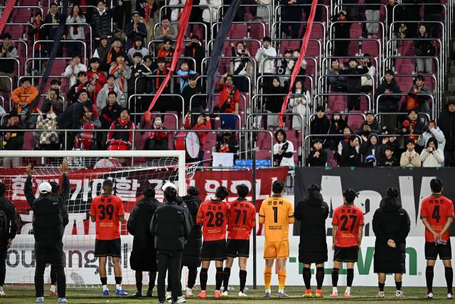 지난 1일 창원축구센터에서 열린 K리그2 경남FC와 전남 드래곤즈와의 개막전에서 선수들이 경기장을 찾은 관중들에게 인사하고 있다./성승건 기자/