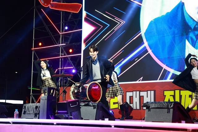 울진군 '2026 울진대게와 붉은대게 축제'에서 트로트 가수 박서진이 축하공연을 선보이고 있다. 울진군 제공